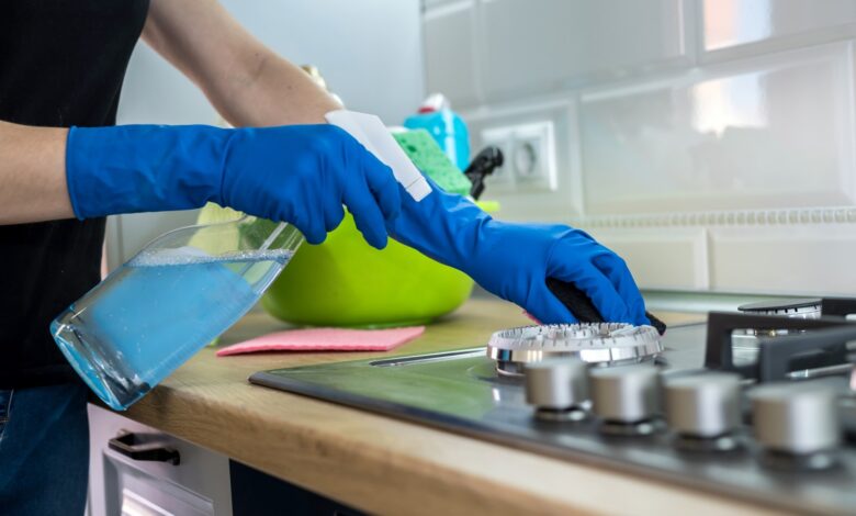 عاملات تنظيف بالساعة في أم القيوين